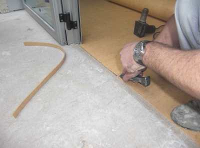 Укладка линолеума на бетонный пол – как получить желаемый результат без ошибок и потерь?